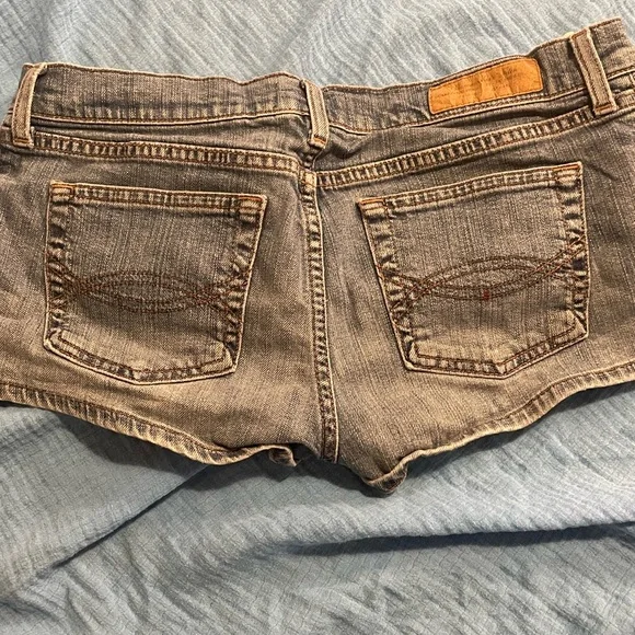 Abercrombie short jean shorts. Size 8. - Picture 1 of 5